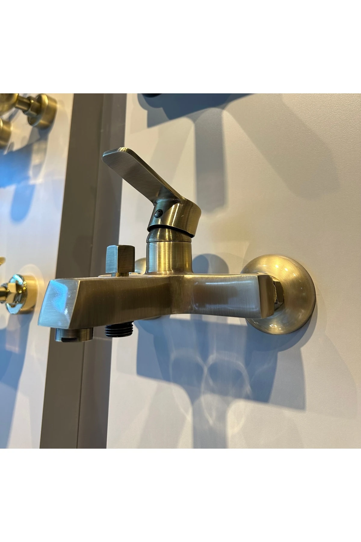 Mat Gold Duş Sistemi Mat Gold Tepe Yağmurlama Armatür Dahil Komple Set Fırçalanmış Dore Gold Kare