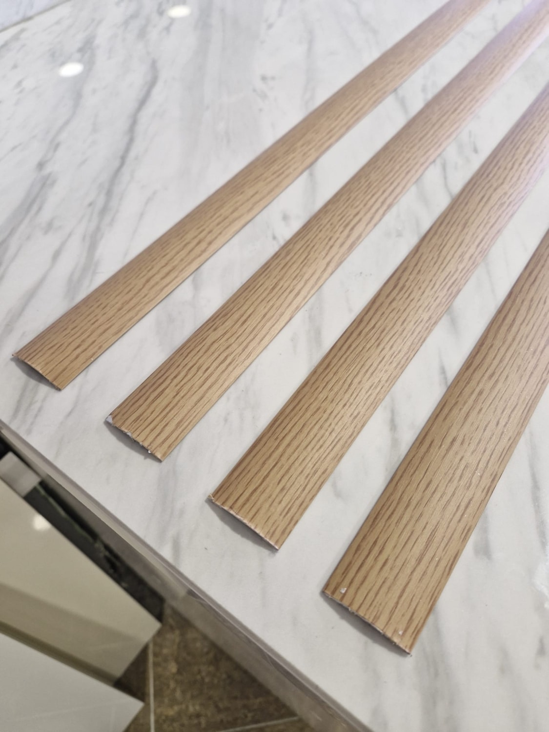 Parke Eşik Çıtası Kendinden Silikonlu Yapışkanlı Meşe Renkli Alüminyum Profil 90 Cm/ 4 Adet.