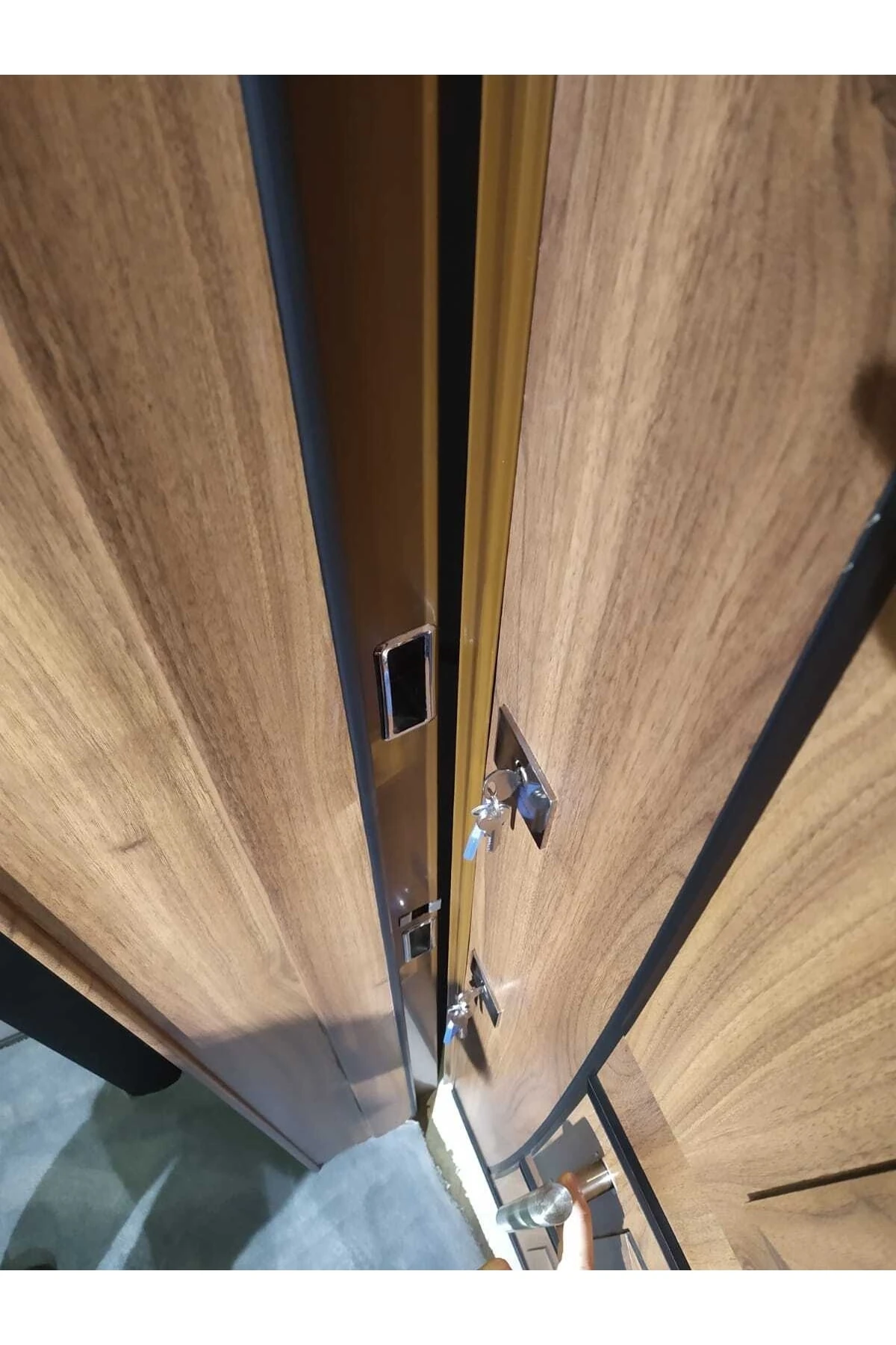 Çelik Kapi Ahşap Kaplama Tırnaklı Sistem Çelik Kapi, Kabartmalı Model Daire Kapısı Sağ