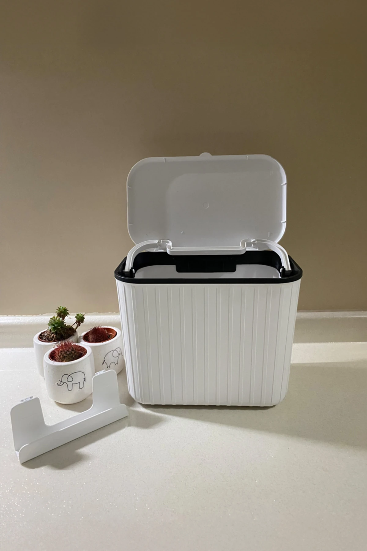 Vailo Beyaz Çizgili 8 Lt Mutfak Tezgah Üstü Ve Dolap Askılı Çöp Kovası