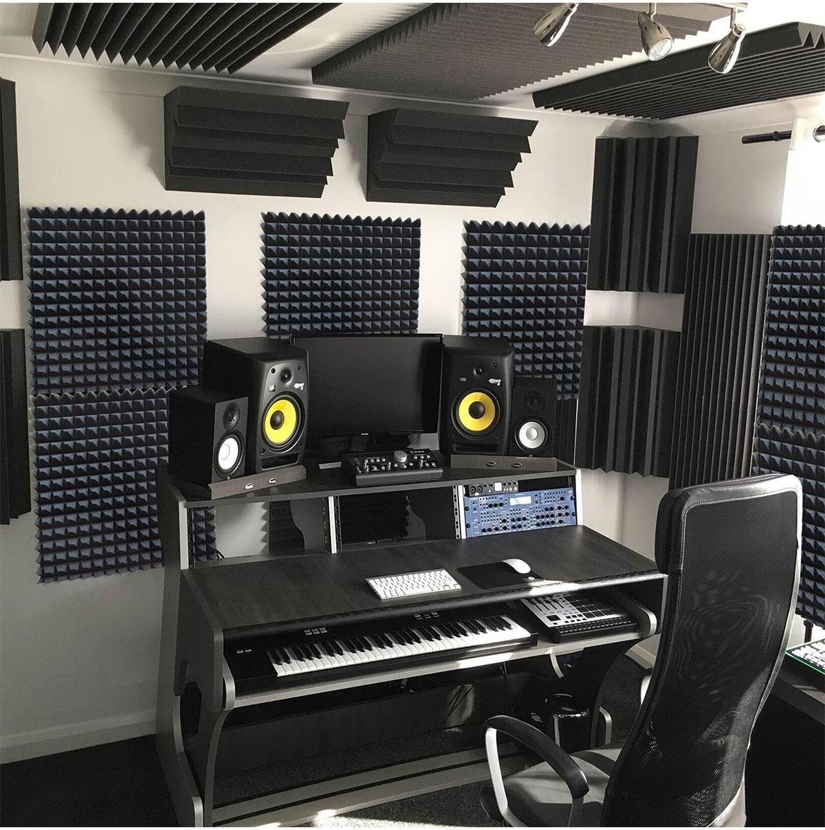 Akustik Ses Yalıtım SÜNGERI - 50 x 50 x 4 - PIRAMIT Kesim - Yapışkansız 24 Ad.