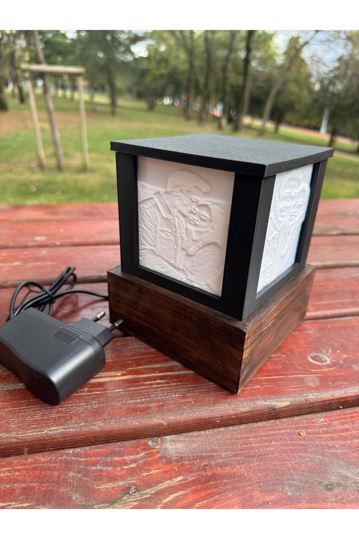 Kişiye Özel Fotoğraf Küp Lamba – Ahşap Tabanlı, Prizle Çalışan Dekoratif Işık