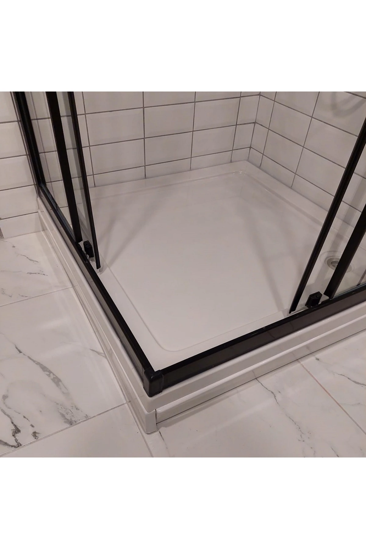 80 X 80 Duşakabin Tekneli Siyah Çizgili Karolaj Desen