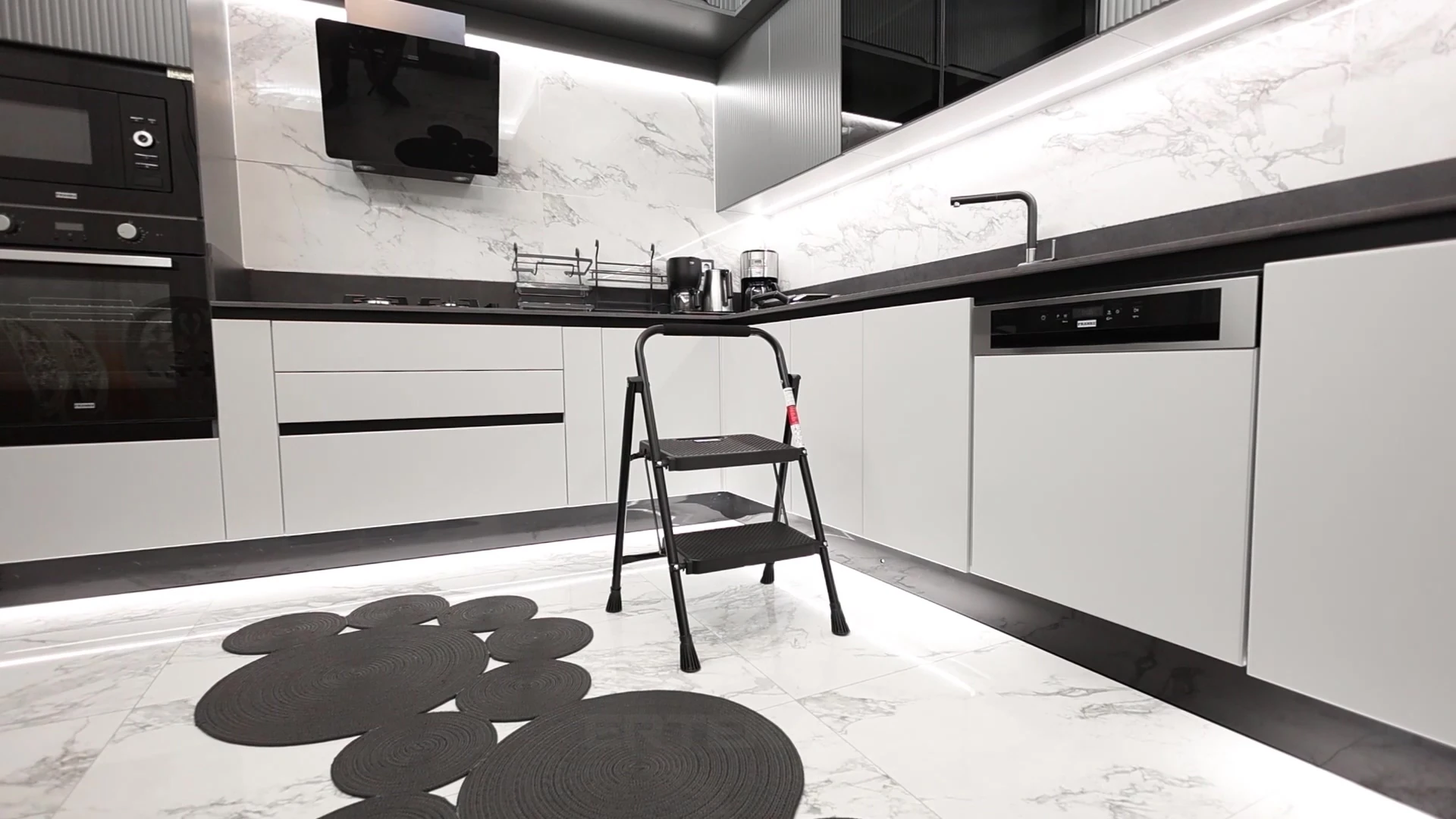 2 Basamak Siyah Merdiven Geniş Basamaklı  .ET2