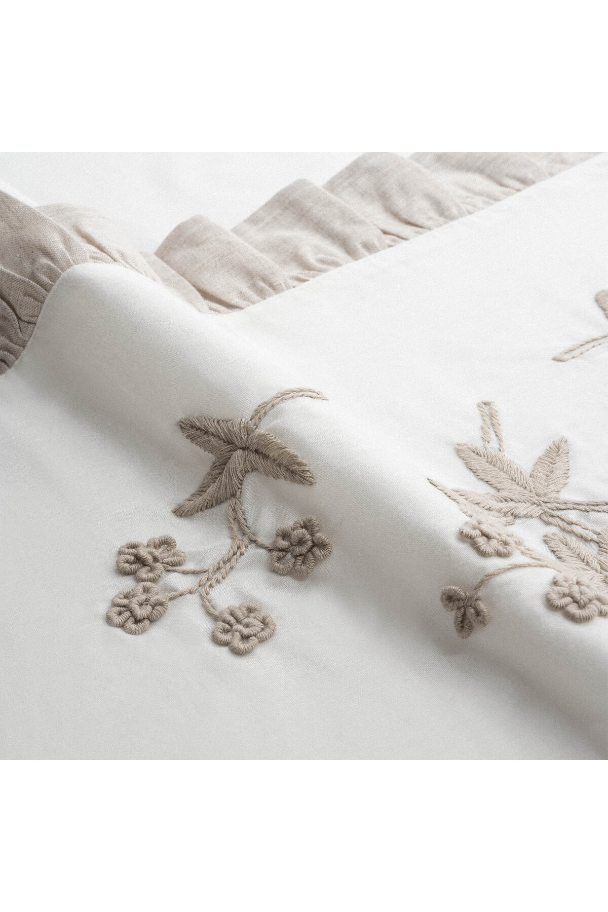 Ayliz Battal Boy Nevresim Takımı %100 Organik Pamuk Saten El Nakışlı Krem 240x220 Cm