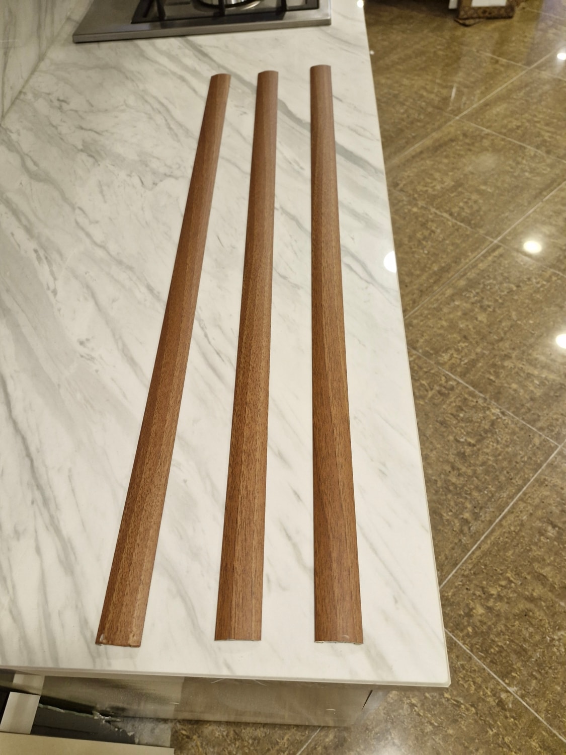 Parke Eşik Çıtası Kendinden Silikonlu Yapışkanlı Koyu Ceviz Renkli Alüminyum Profil 90 Cm/3 Adet.