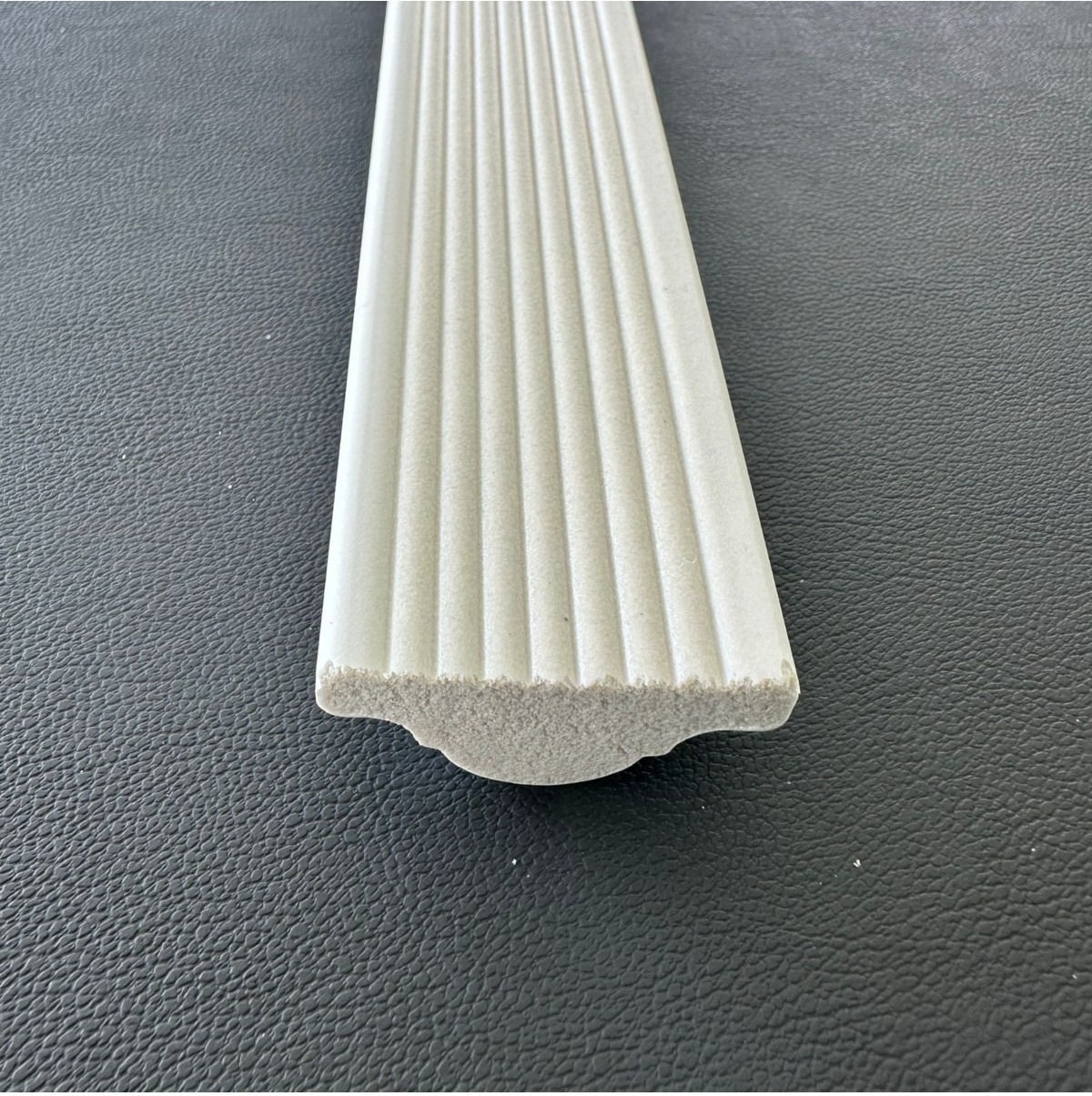 Beyaz 4 cm Polistren Duvar Çıtası - Dekoratif ve Boyanabilir, 1 Adet