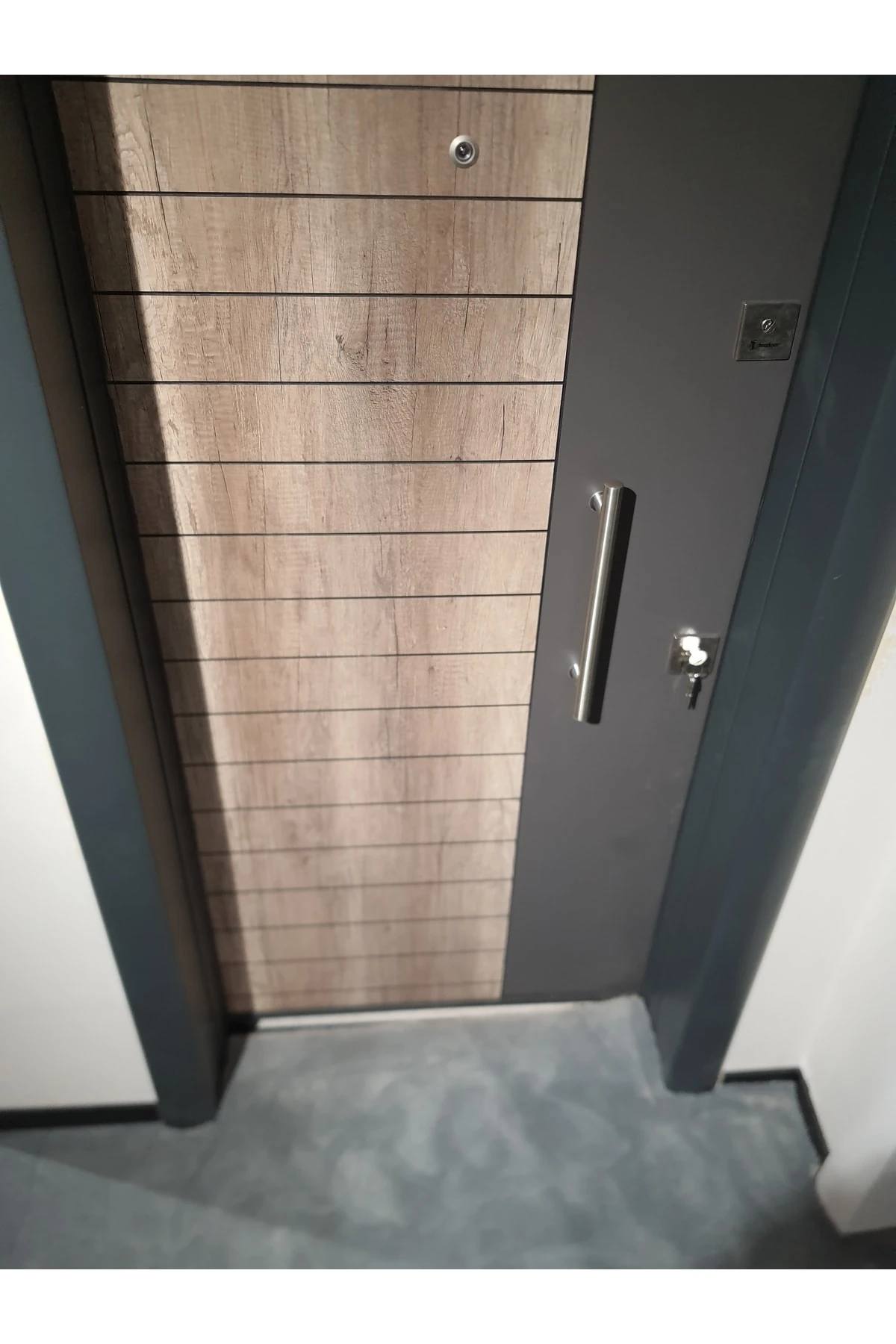 Çelik Kapı , Antrasit Kasalı Rustik Çizgili Düz Model Tırnaklı Sistem Çelik Kapı Sol Açılım