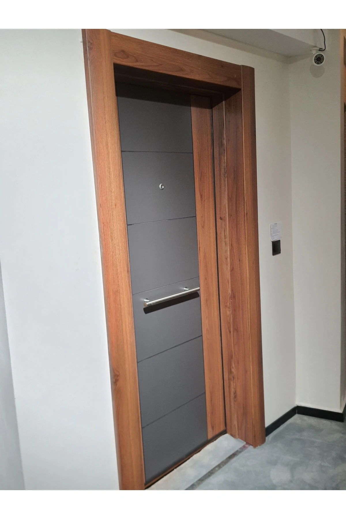 Çelik Kapı Modelleri Model Tırnaklı Sistem Çelik Kapı, Ahşap Kaplamalı Antrasit Düz Sol