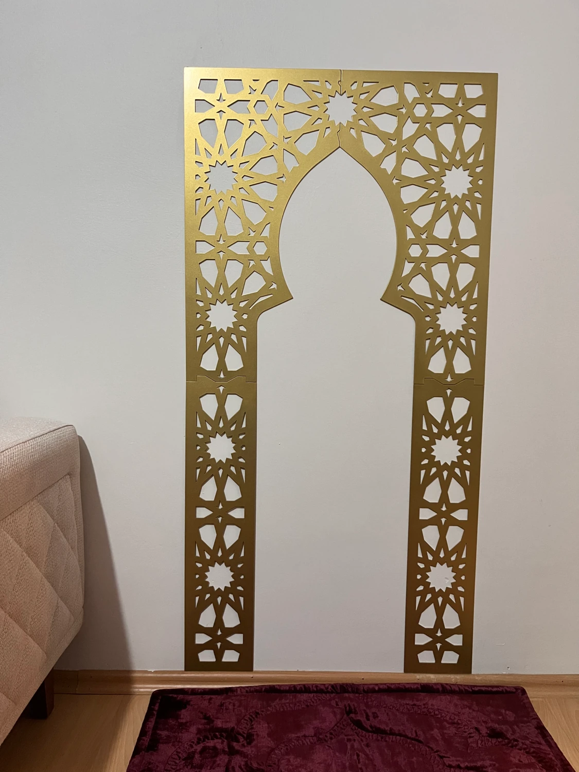 Islami Motifli Gold Metal Mihrab – Duvara Monte, 75X175 cm | Namaz Alanı & Mescit Dekoru