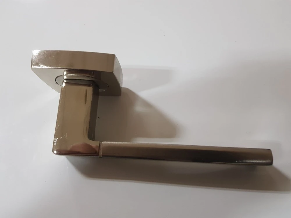 Çelik Kapı Kolu Rozetli Viktorya Nikel Saten Sağ