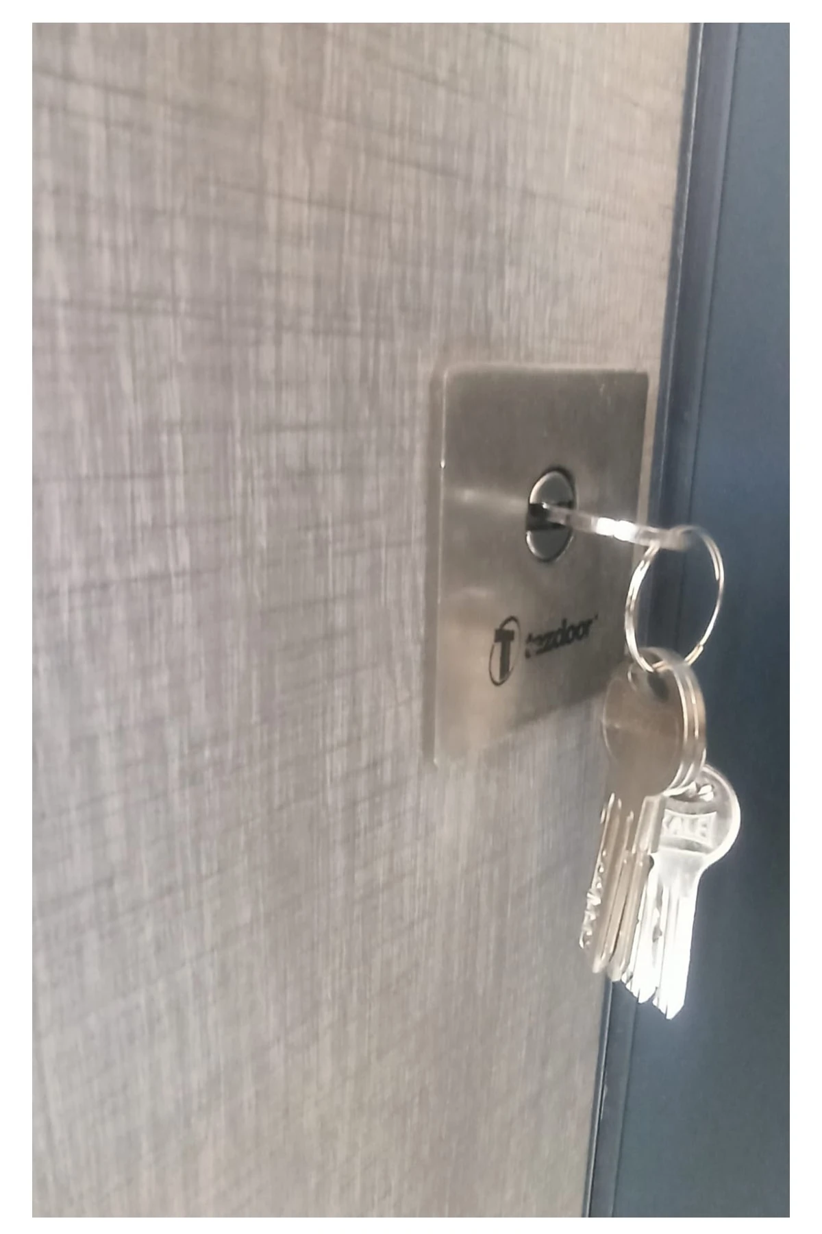 Tezwood Çelik Kapı, Antrasit Kasalı Rustik Çizgili Düz Model Daire Kapısı,tırnaklı Sistem Sağ