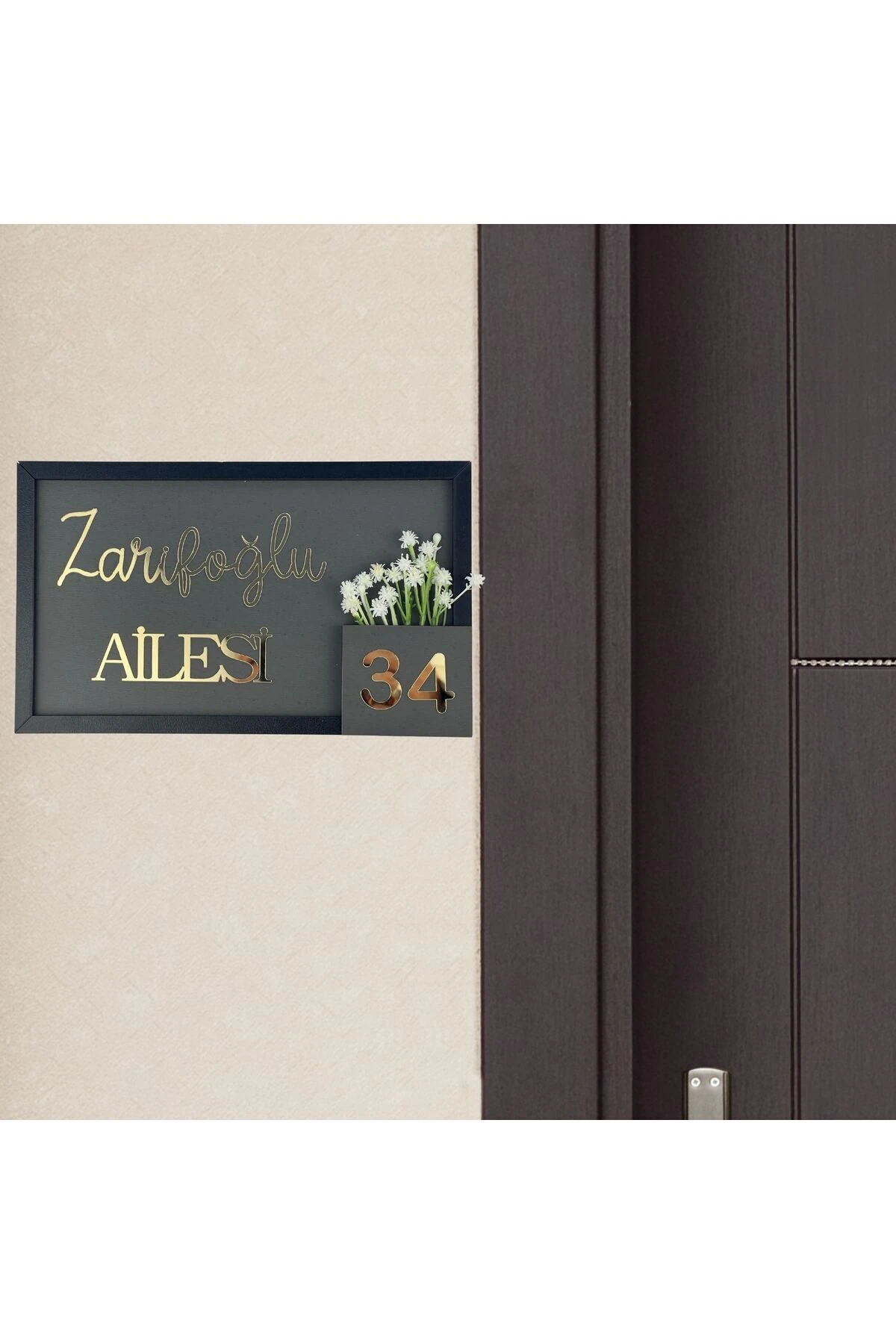 Kişiye Özel Gri Ahşap Çerçeveli Aile İsmi ve Kapı Numarası Tabelası – Dekoratif Kapı Süsü
