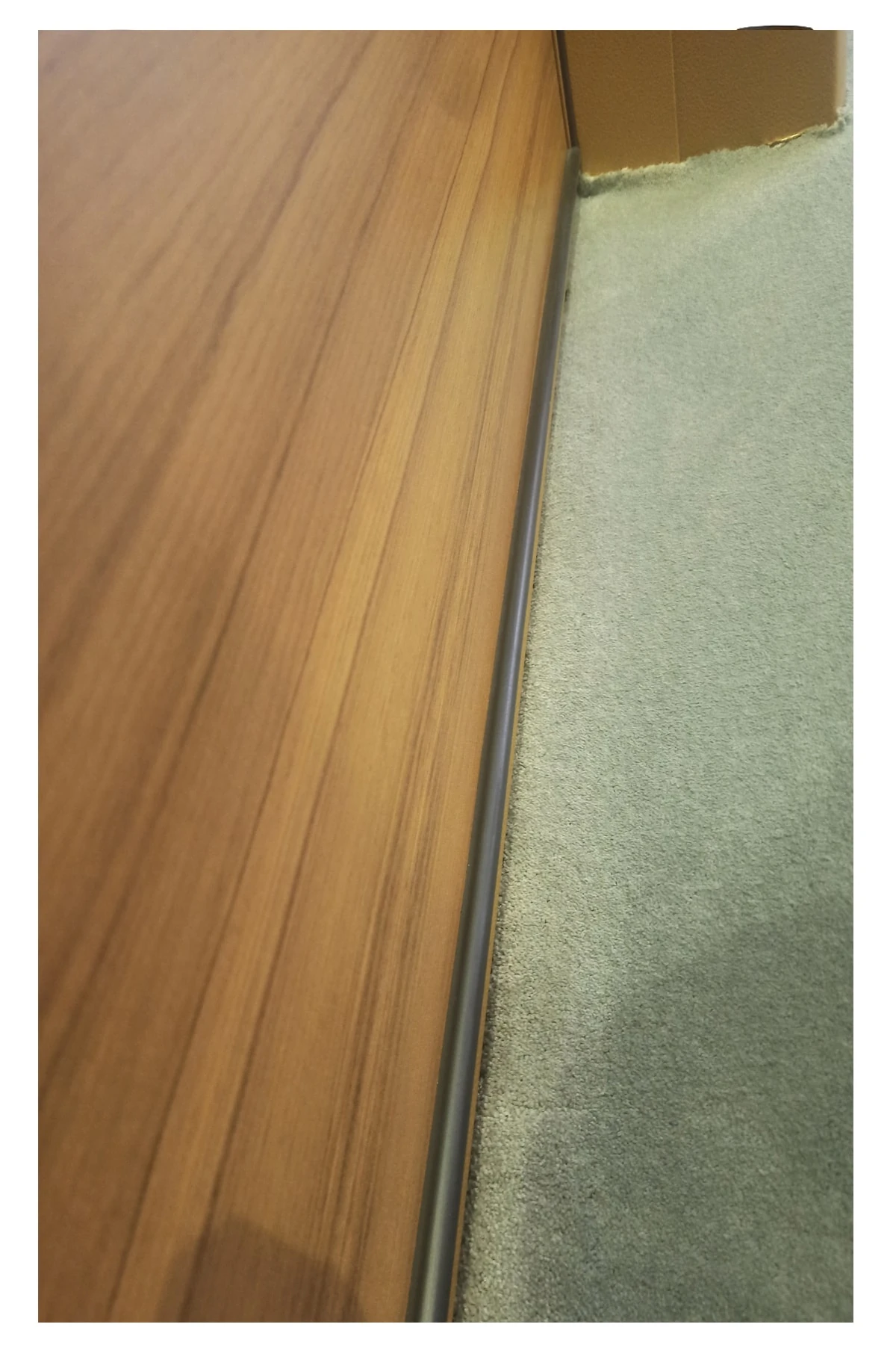 Çelik Kapi Ahşap Kaplama Tırnaklı Sistem Çelik Kapi, Kabartmalı Model Daire Kapısı Sol