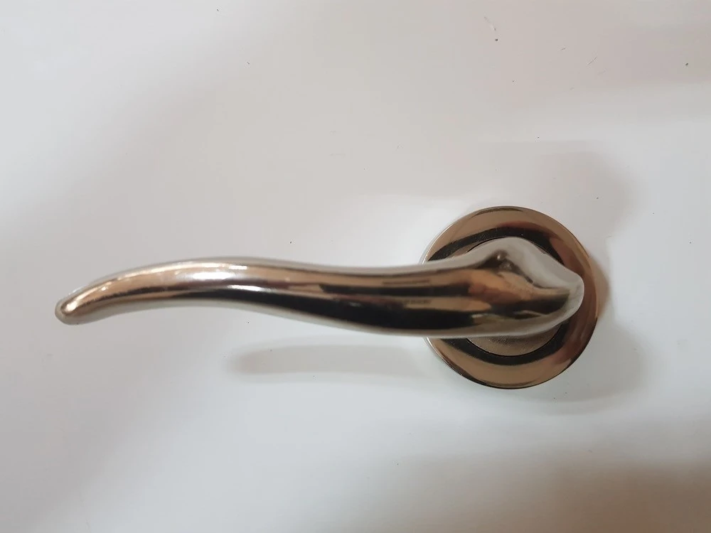 Çelik Kapı Kolu Rozetli Dilara Nikel Saten Sol