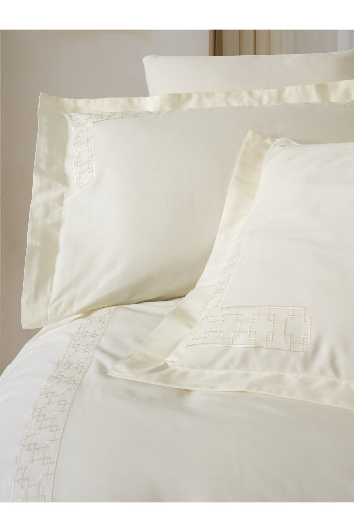 Nakışlı Saten Çift Kişilik Nevresim Takımı Luxe Ekru