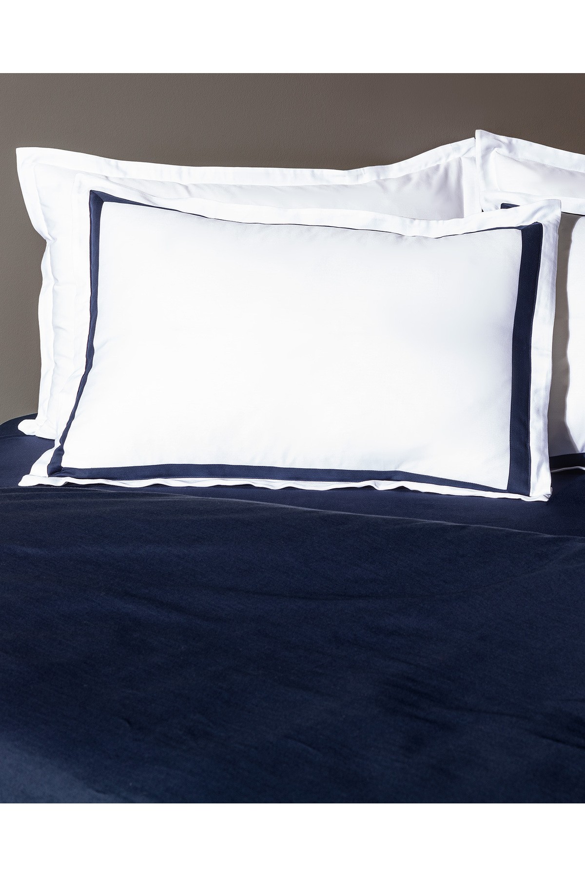 Jeanne Family Size Bordürlü Saten Nevresim Takımı - Beyaz/lacivert
