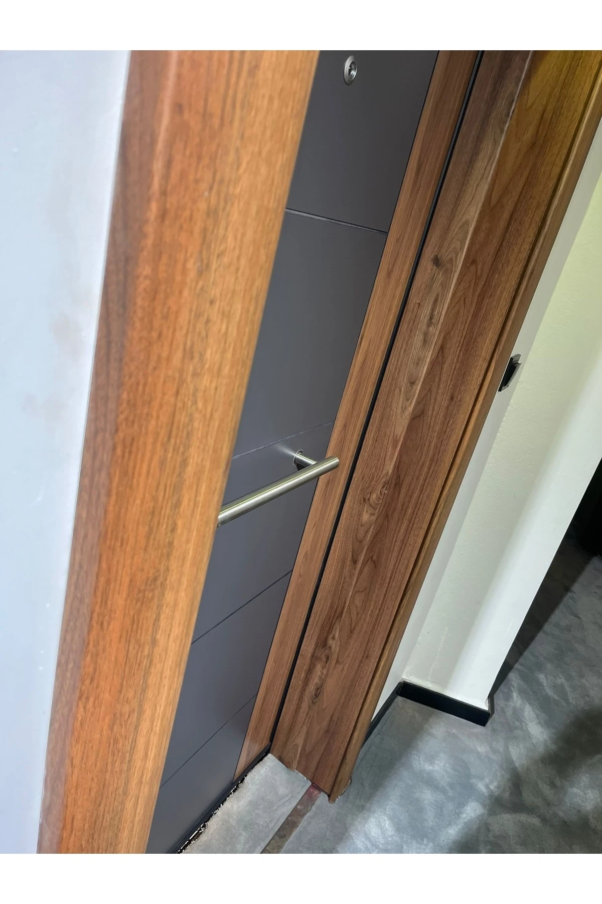 Çelik Kapı Modelleri Model Tırnaklı Sistem Çelik Kapı, Ahşap Kaplamalı Antrasit Düz Sol