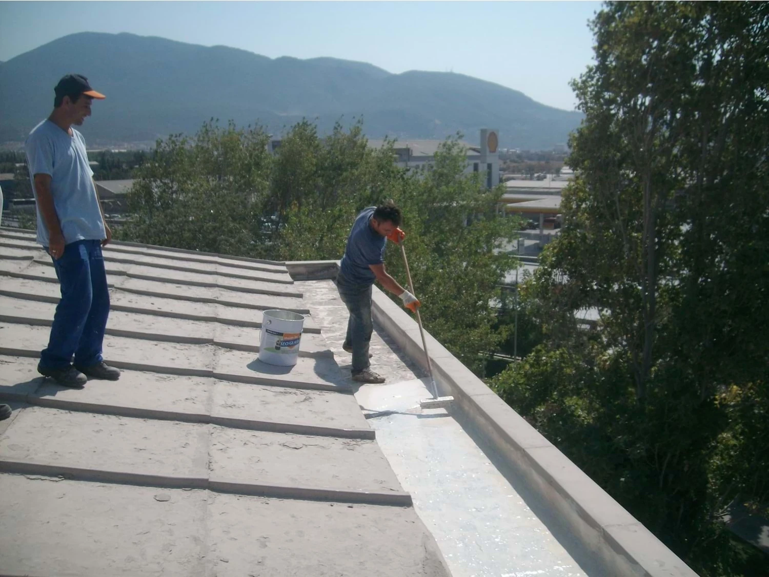 Izo White Glass Beyaz Mucize Ilaç Solvent Bazlı Dış Cephe Yalıtım Örtüsü 2.5 kg