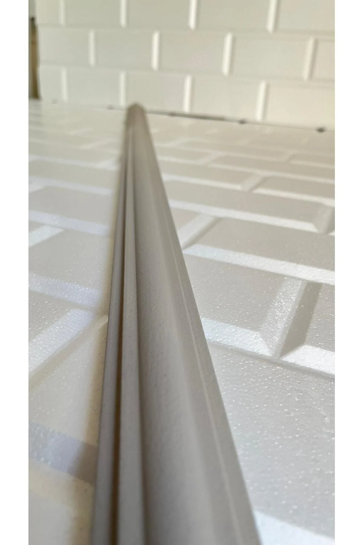 Toprak Gri Minella01 Duvar Çıtası Dekoratif Kendinden Yapışkanlı Stropiyer 4cm 100 Cm