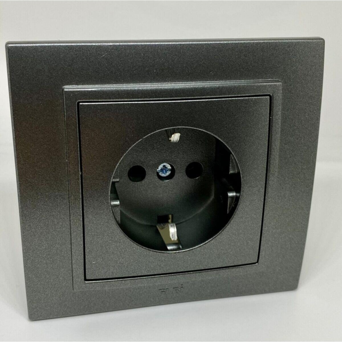 Zena Topraklı Priz Çerçeve Füme