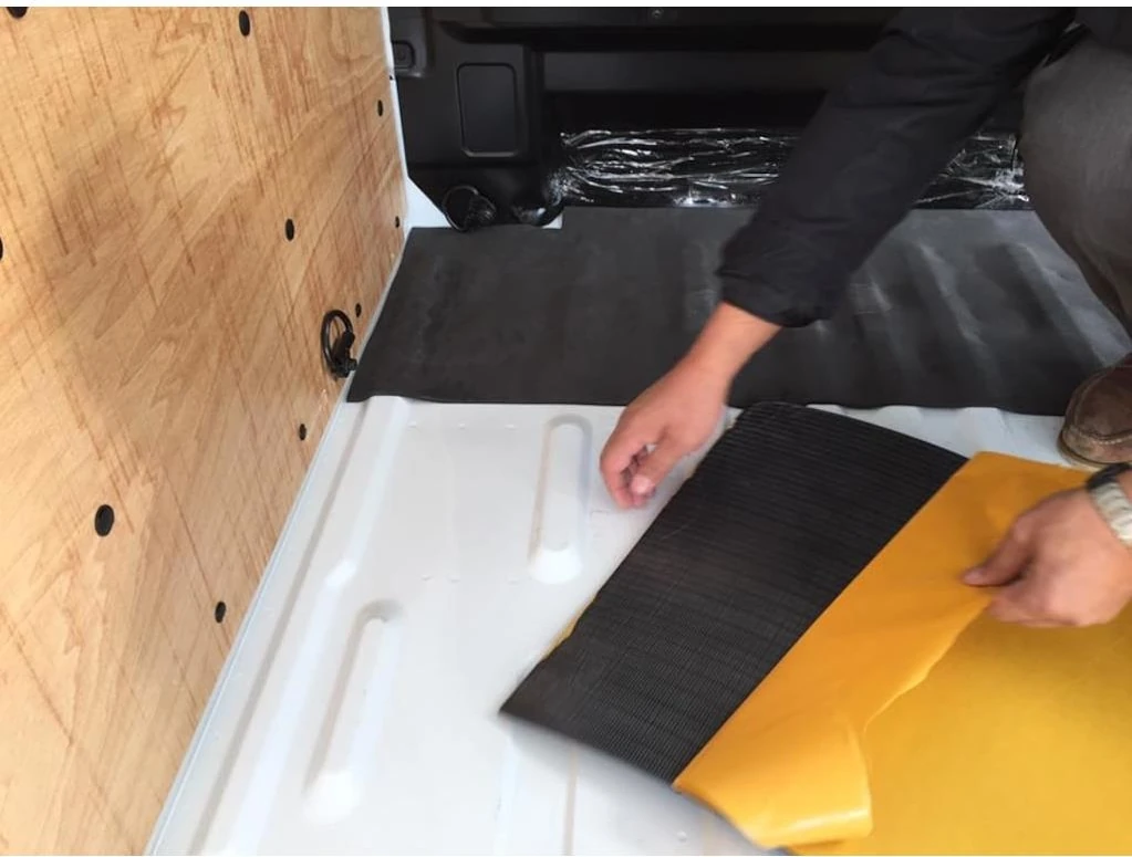 Kauçuk Isı Ses Yalıtım Levhası 9mm Yapışkanlı 1 mt2