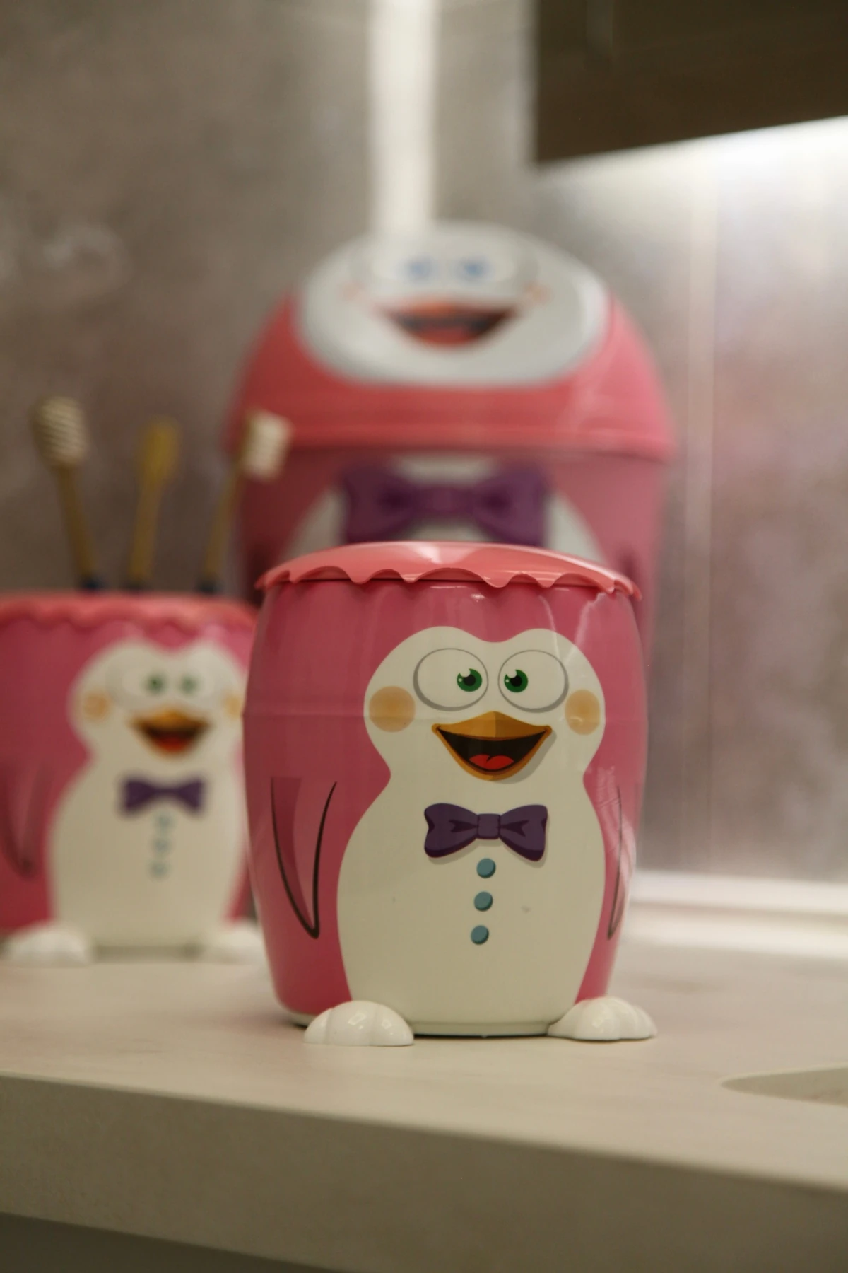 Şirin Çocuk Odası Çöp Kovası 3'lü Set, Diş Fırçalık, Küçük Masa Üstü ve Tezgah Üstü Çöp Kutusu