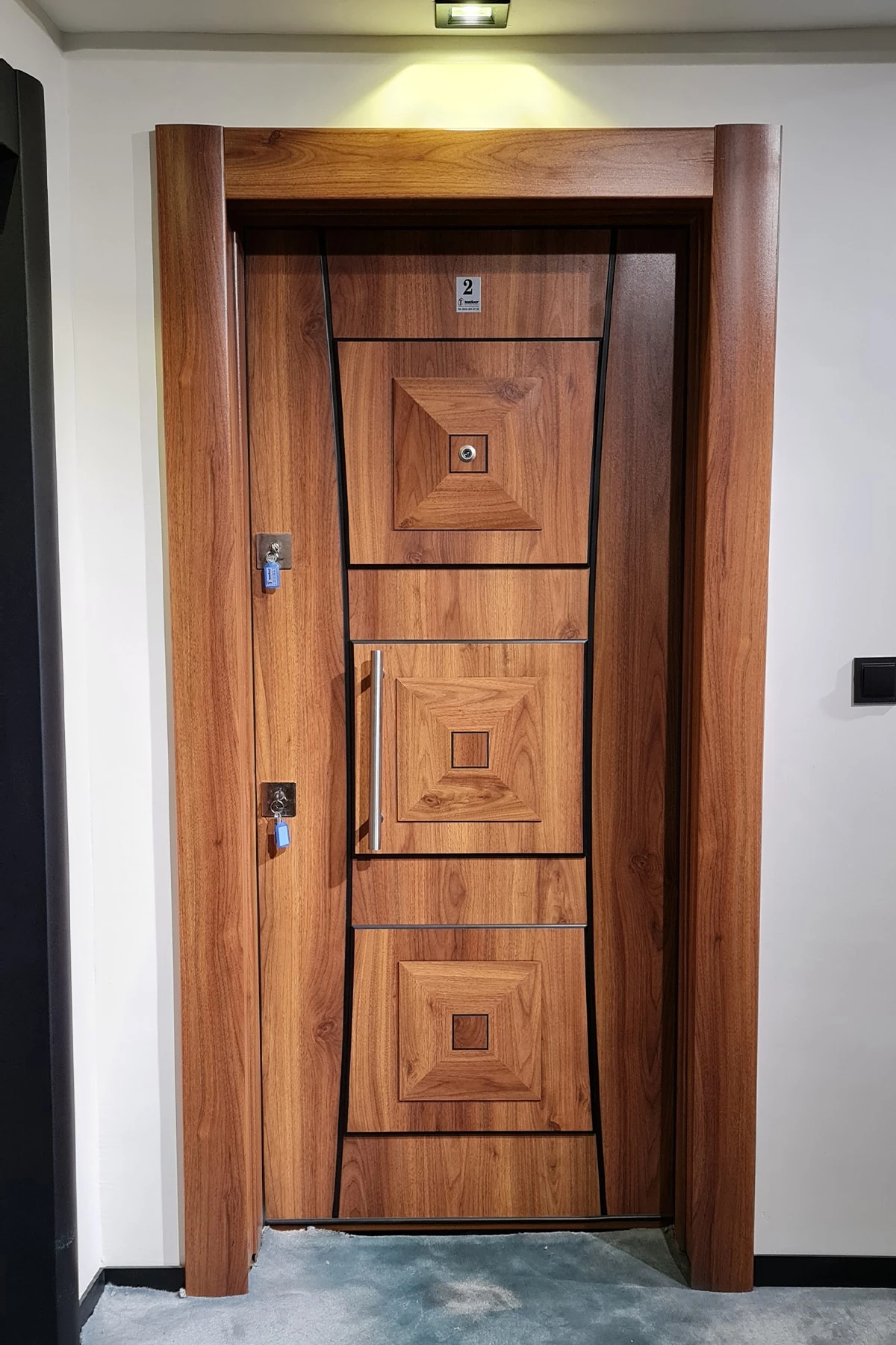 Çelik Kapi Ahşap Kaplama Tırnaklı Sistem Çelik Kapi, Kabartmalı Model Daire Kapısı Sağ