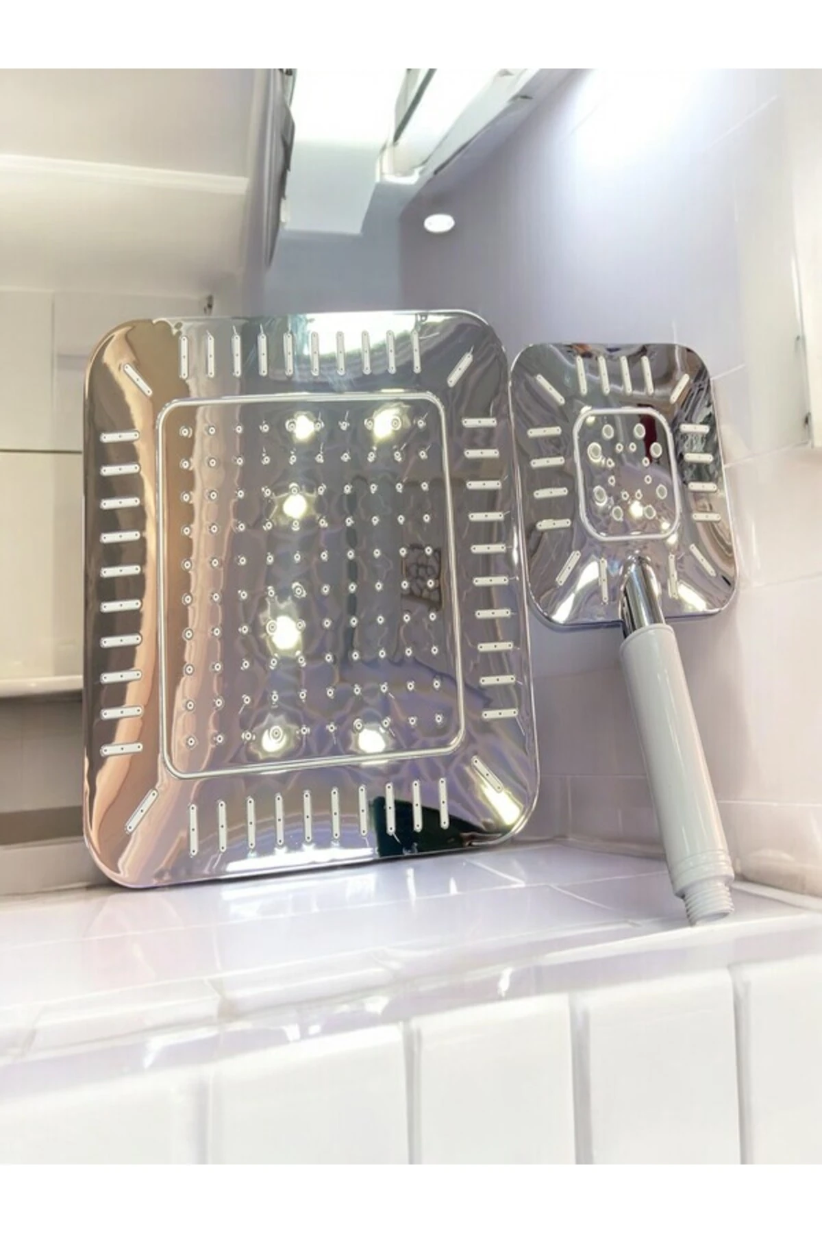 Şık ve fonksiyonel robot duş başlığı ve elcik labirent modeli, gri renk seçeneğiyle