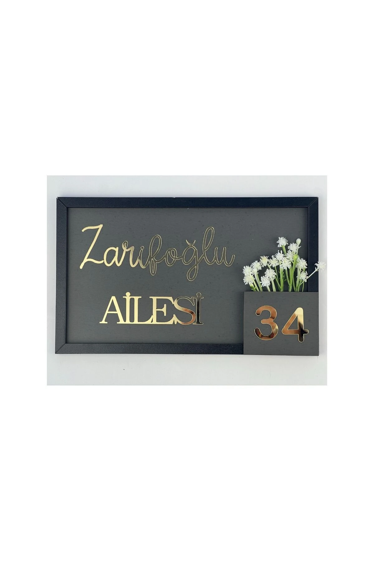 Kişiye Özel Gri Ahşap Çerçeveli Aile İsmi ve Kapı Numarası Tabelası – Dekoratif Kapı Süsü