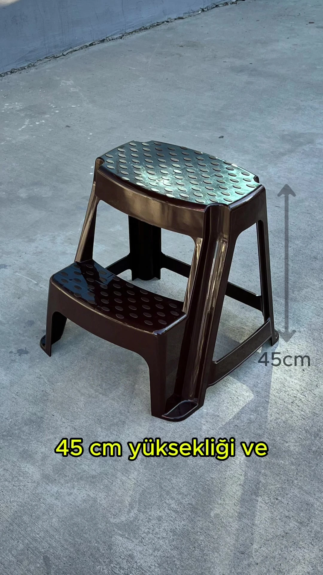 Kahverengi, Plastik Basamaklı Tabure – Kaymaz Yüzeyli, Dayanıklı ve Taşınabilir