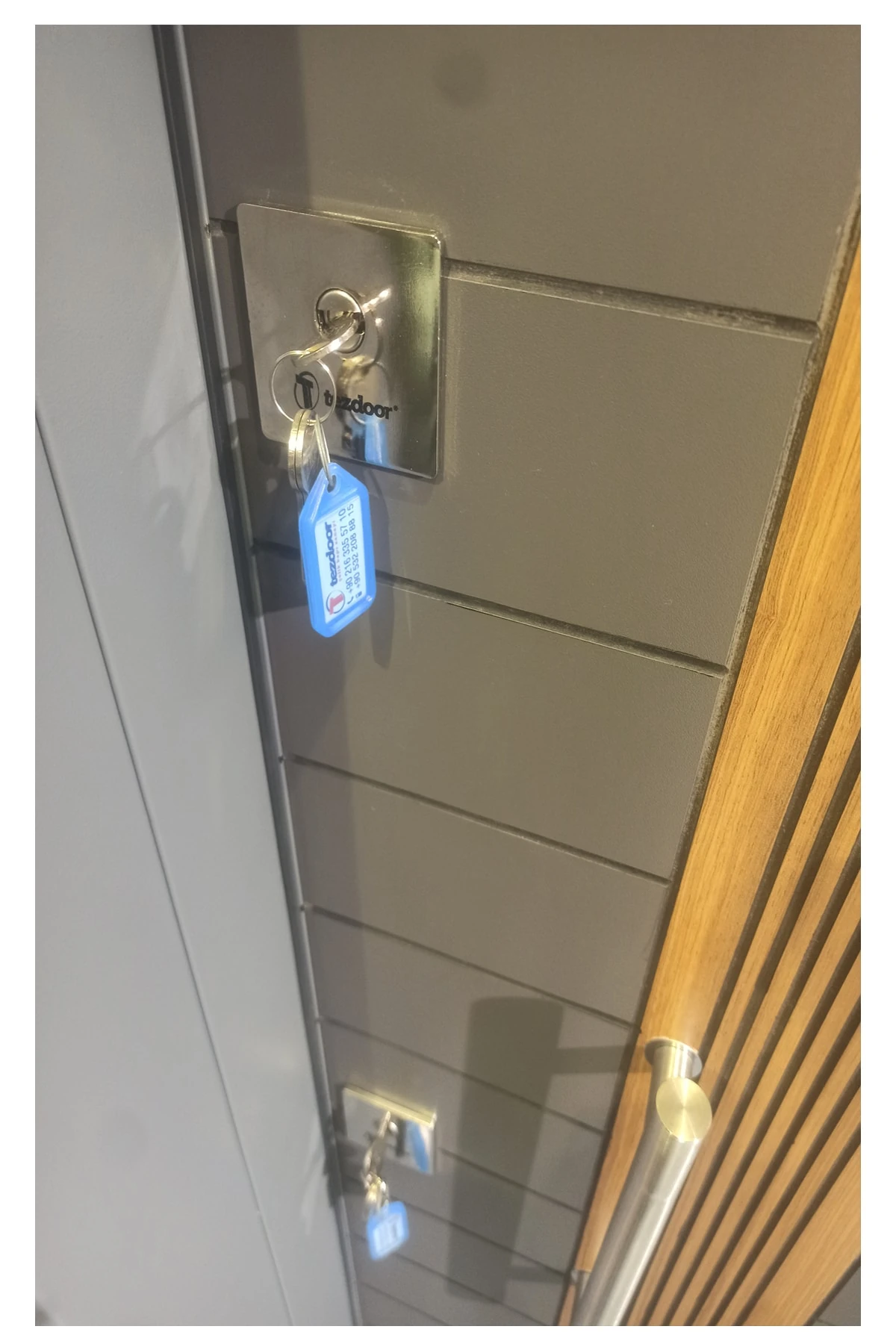 Celik Kapi Tırnaklı Sistem Çelik Kapı, Antrasit Kasalı Rustik Çizgili Düz Model Sol Açılım