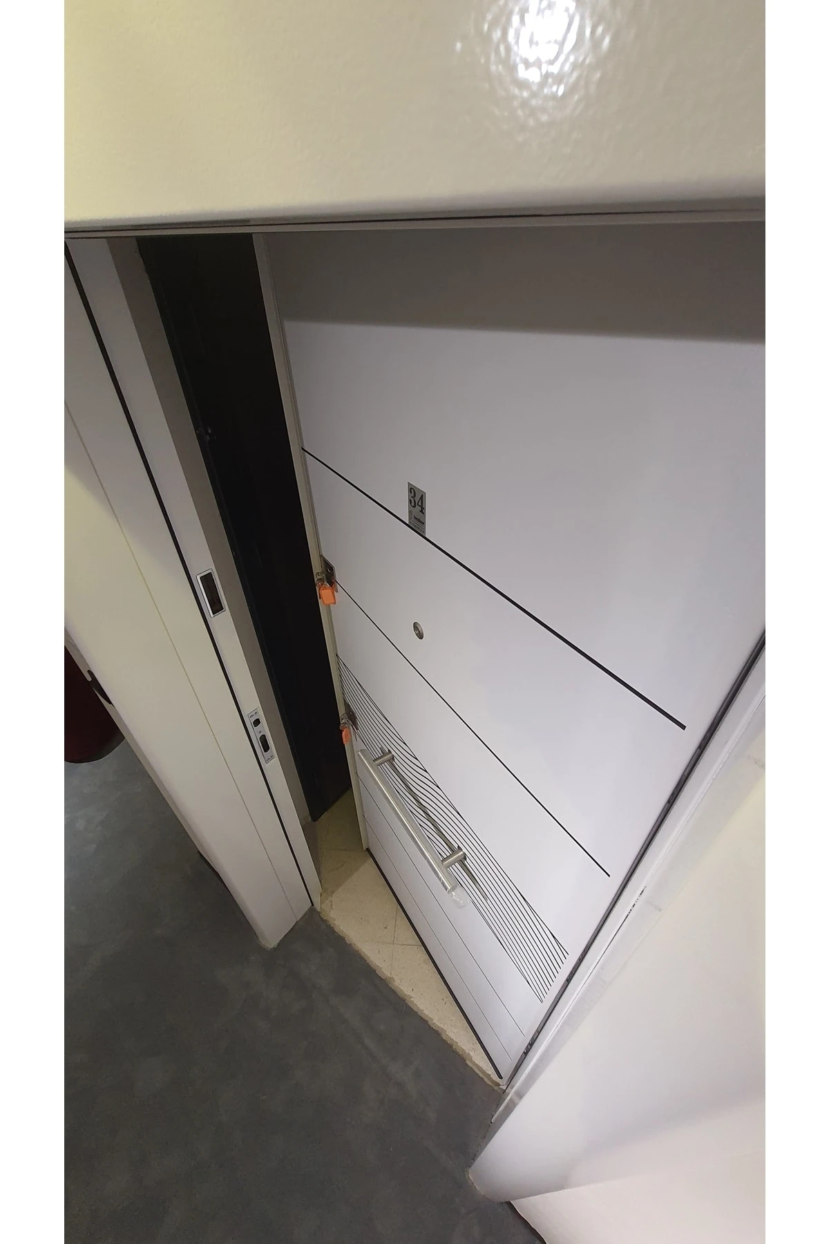 Çelik Kapı, Beyaz Çelik Kapı, Tırnaklı Çelik Kapı, Gizli Ayarlı Kasa Çelik Kapı Sağ Açılım