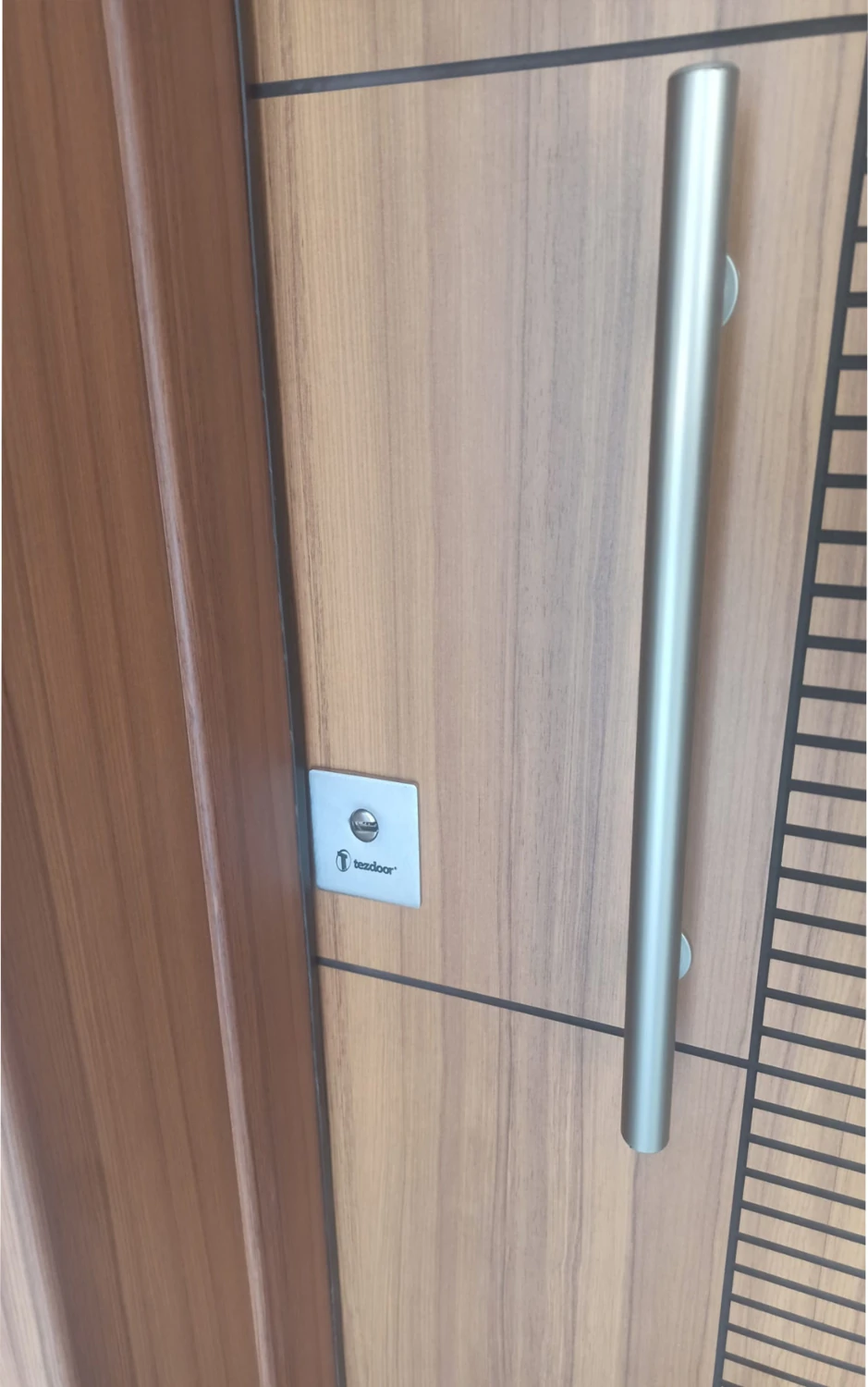 Ahşap Kaplama Rustik Çizgili Düz Model Çelik Kapı Daire Kapısı