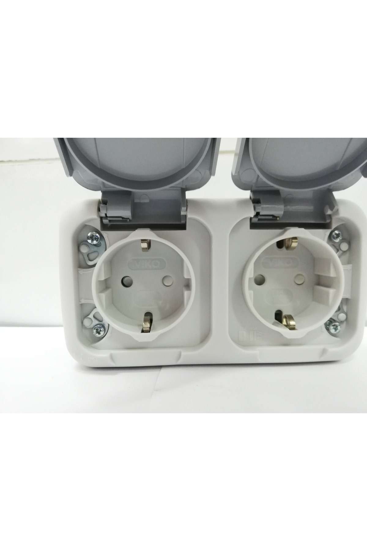 Nemliyer (sıva üstü) İkili Kombinasyon Topraklı Priz gri