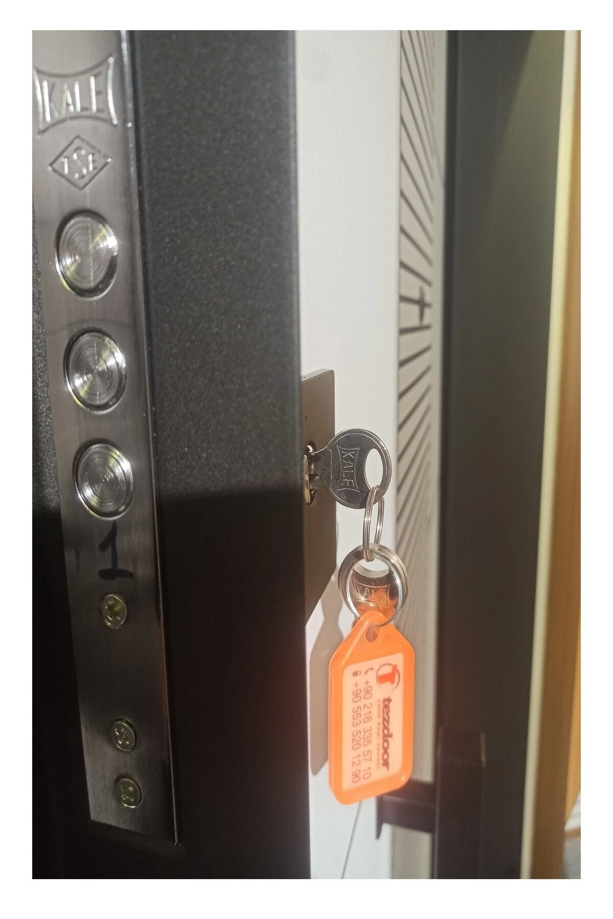 Çelik Kapı Modelleri Siyah Kasalı Rustik Çizgili Düz Model , Tırnaklı Sistem Daire Kapısı Sol