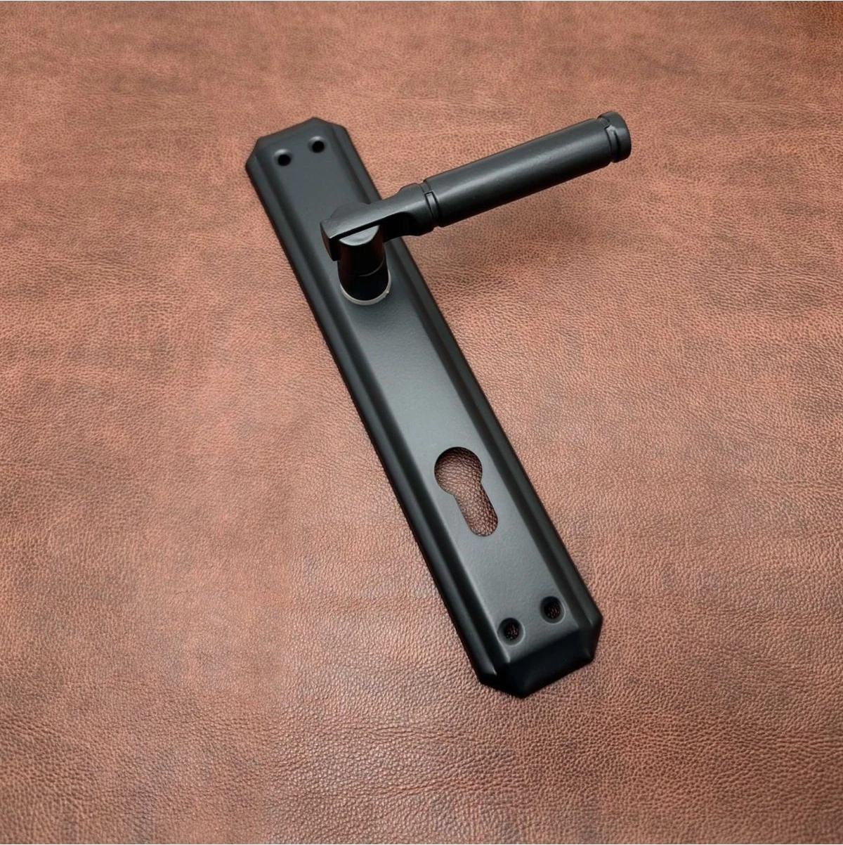 Saray Elmas Aynalı Mat Siyah Yale Çelik Kapı Kolu Sağ Basar Tek Yön