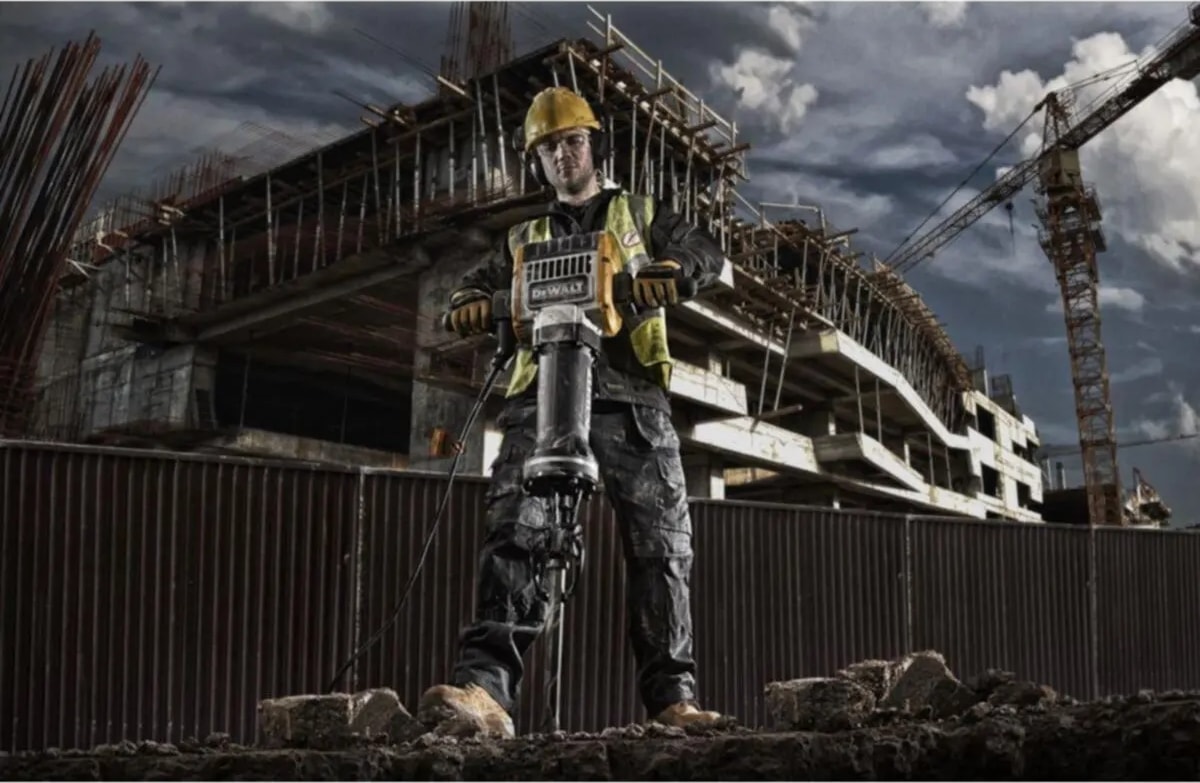 DEWALT D25981 2100W 30KG 62J 28MM Hex Kırıcı + Taşıma Arabası