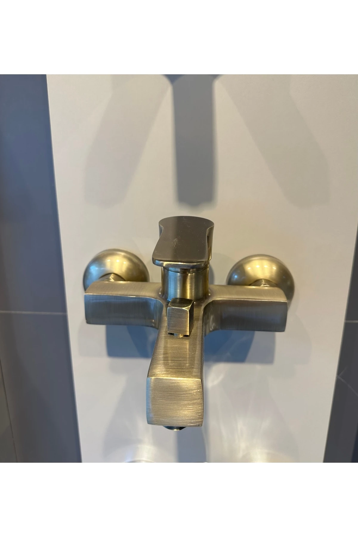 Mat Gold Duş Sistemi Mat Gold Tepe Yağmurlama Armatür Dahil Komple Set Fırçalanmış Dore Gold Kare