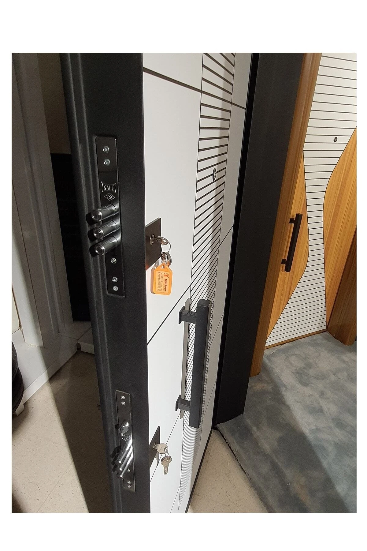 Çelik Kapı Modelleri Siyah Kasalı Rustik Çizgili Düz Model , Tırnaklı Sistem Daire Kapısı Sol