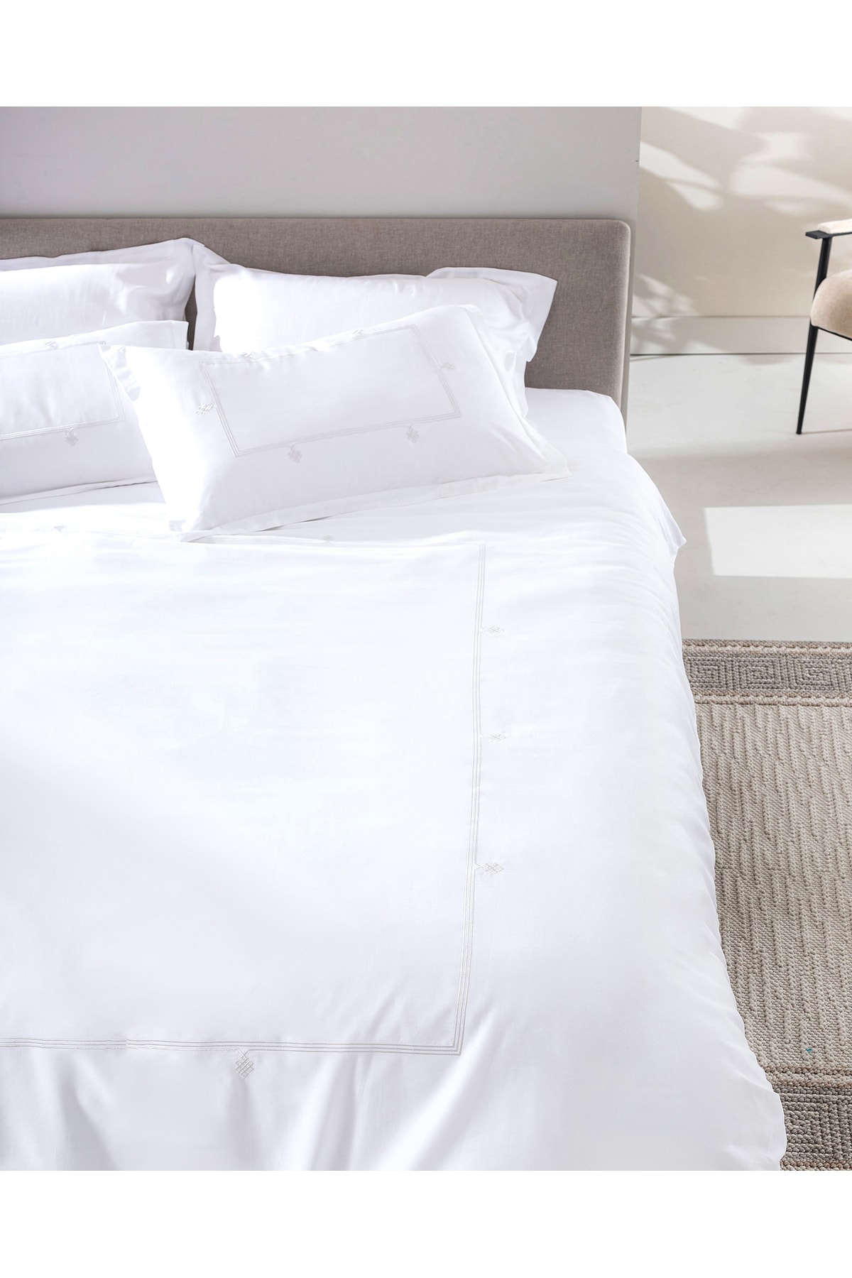 Lilas King Size Nakışlı Saten Nevresim Takımı - Açık Gri
