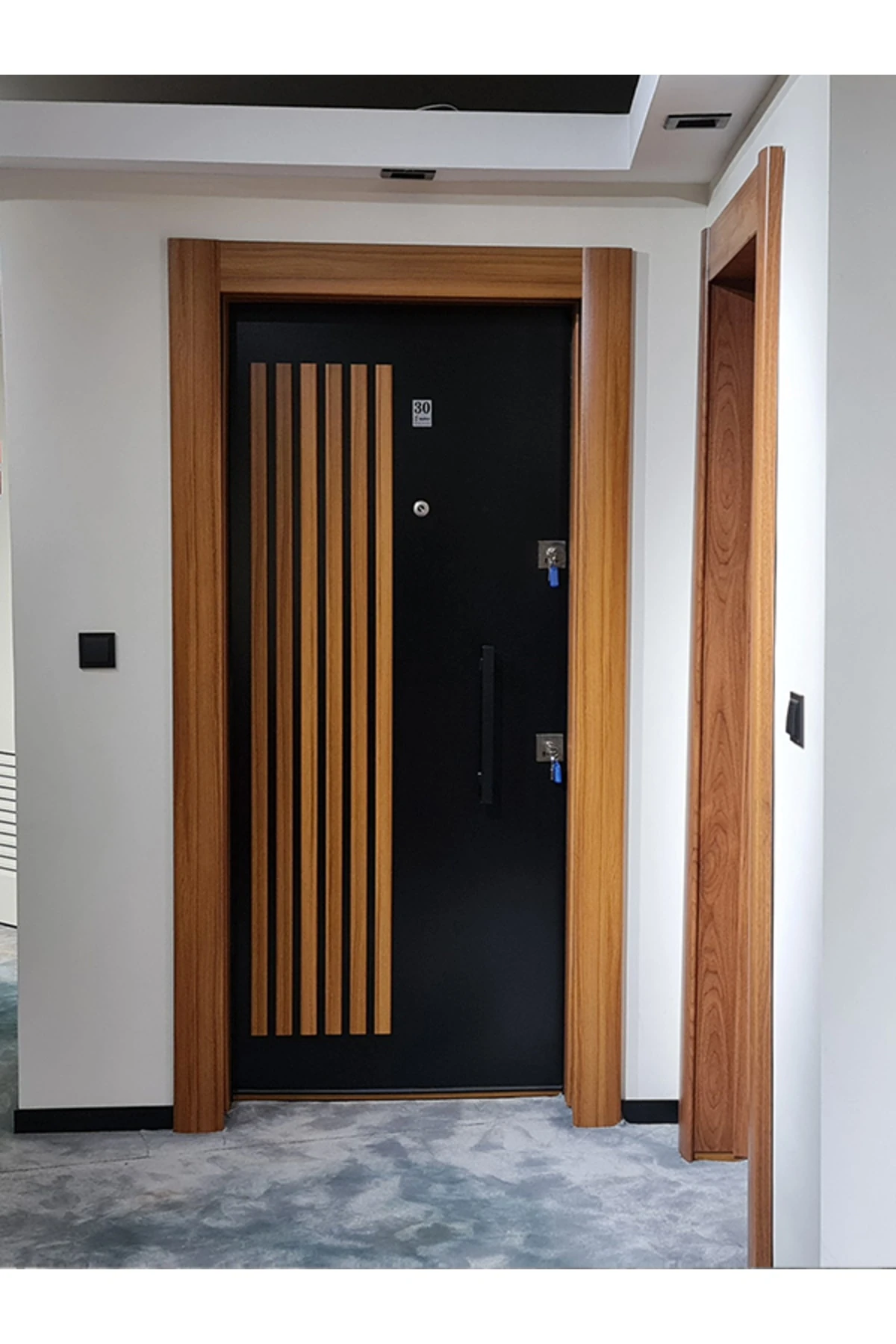 Celik Kapi, Ahşap Kaplama Kabartmalı Model Daire Kapısı