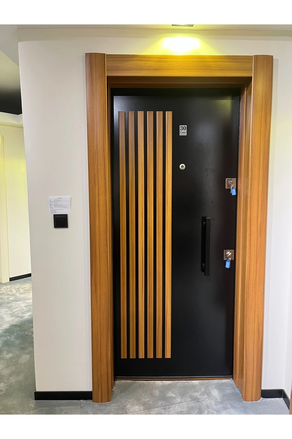 Celik Kapi, Ahşap Kaplama Kabartmalı Model Daire Kapısı