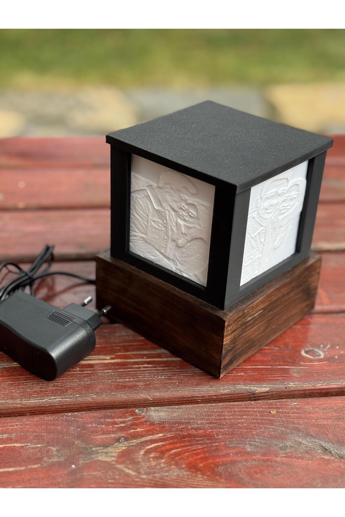 Kişiye Özel Fotoğraf Küp Lamba – Ahşap Tabanlı, Prizle Çalışan Dekoratif Işık