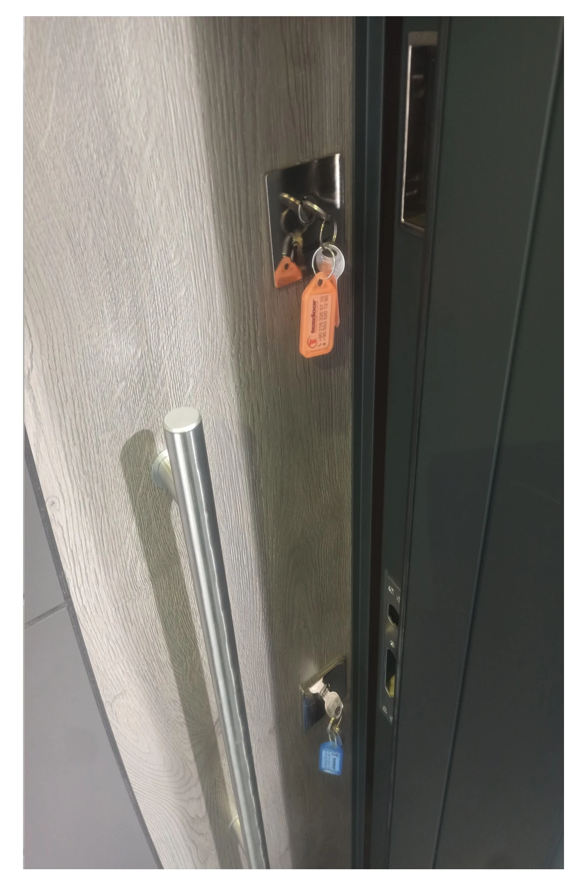 Tezwood Çelik Kapı, Antrasit Kasalı Rustik Çizgili Düz Model Daire Kapısı,tırnaklı Sistem Sağ