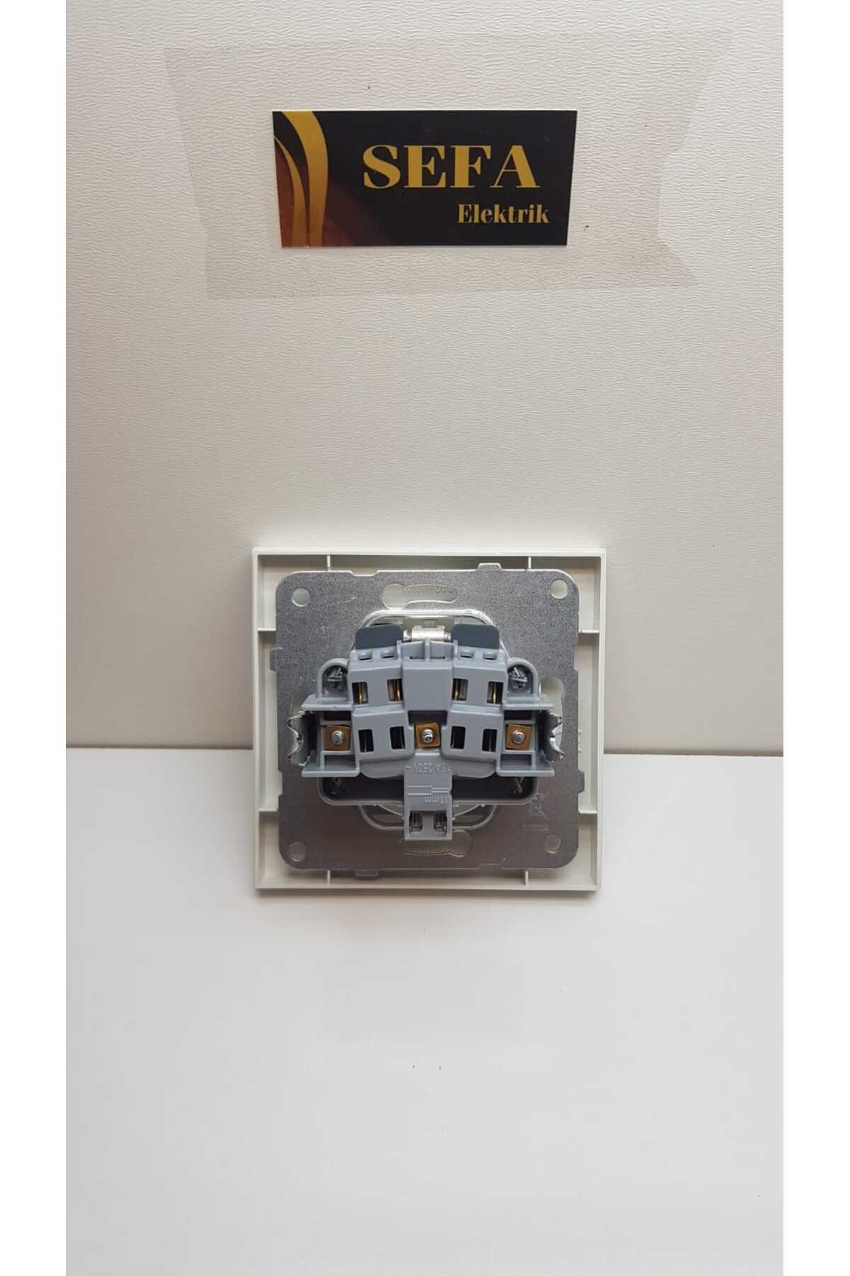 KAPAKLI TOPRAKLI ÇOÇUK KORUMALI PRİZ ÇERÇEVELİ BEYAZ  KARRE SERİSİ