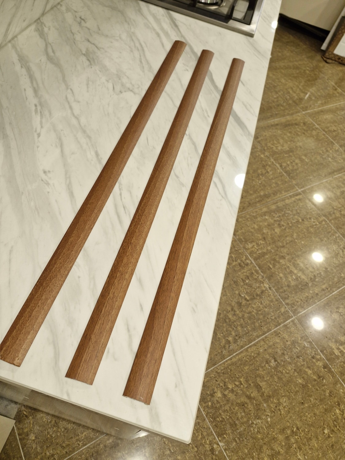 Parke Eşik Çıtası Kendinden Silikonlu Yapışkanlı Koyu Ceviz Renkli Alüminyum Profil 90 Cm/3 Adet.