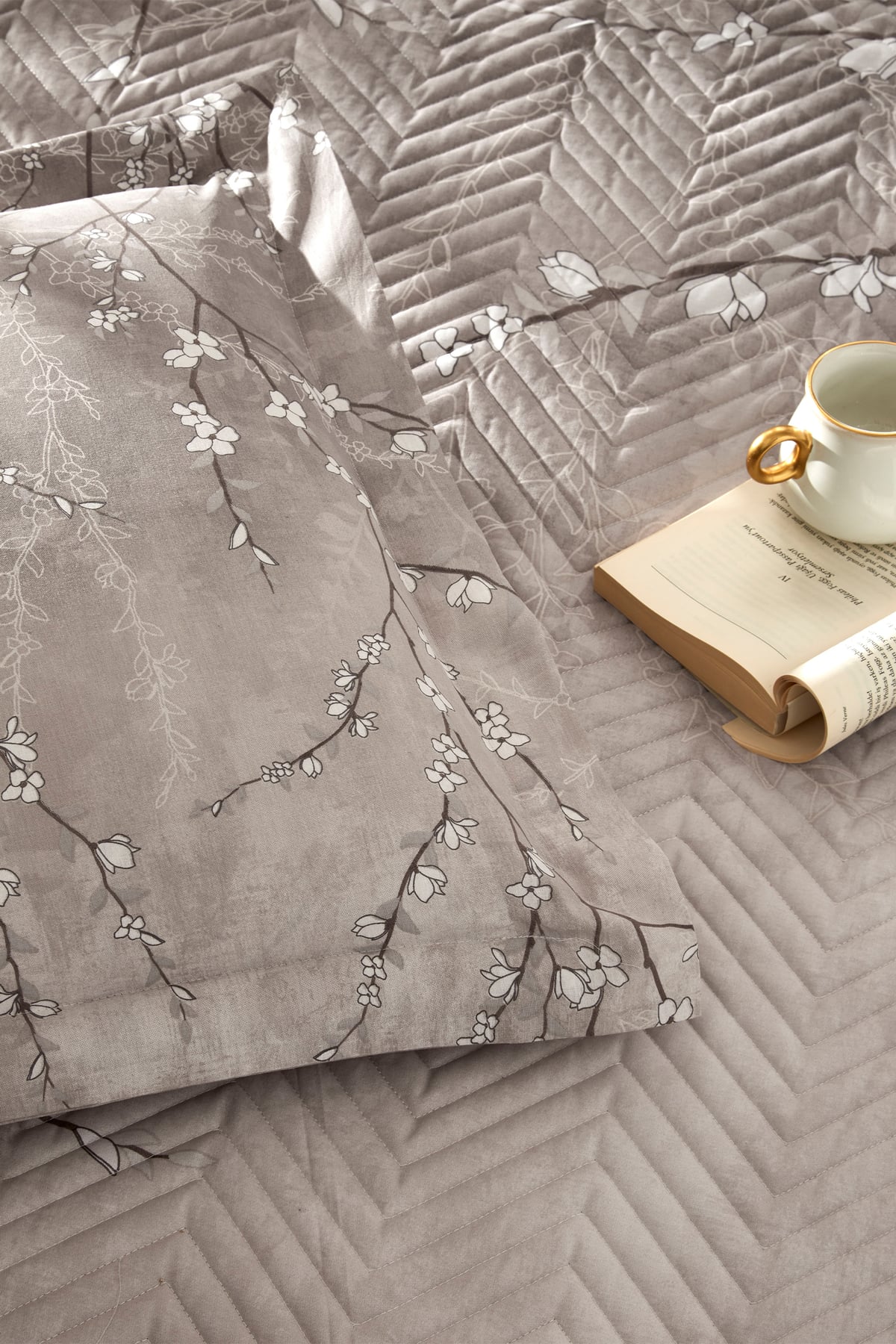 White Sakura Çift Kişilik Kapitone Nevresim Takımı