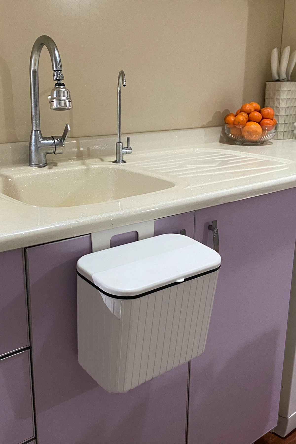 Vailo Beyaz Çizgili 8 Lt Mutfak Tezgah Üstü Ve Dolap Askılı Çöp Kovası