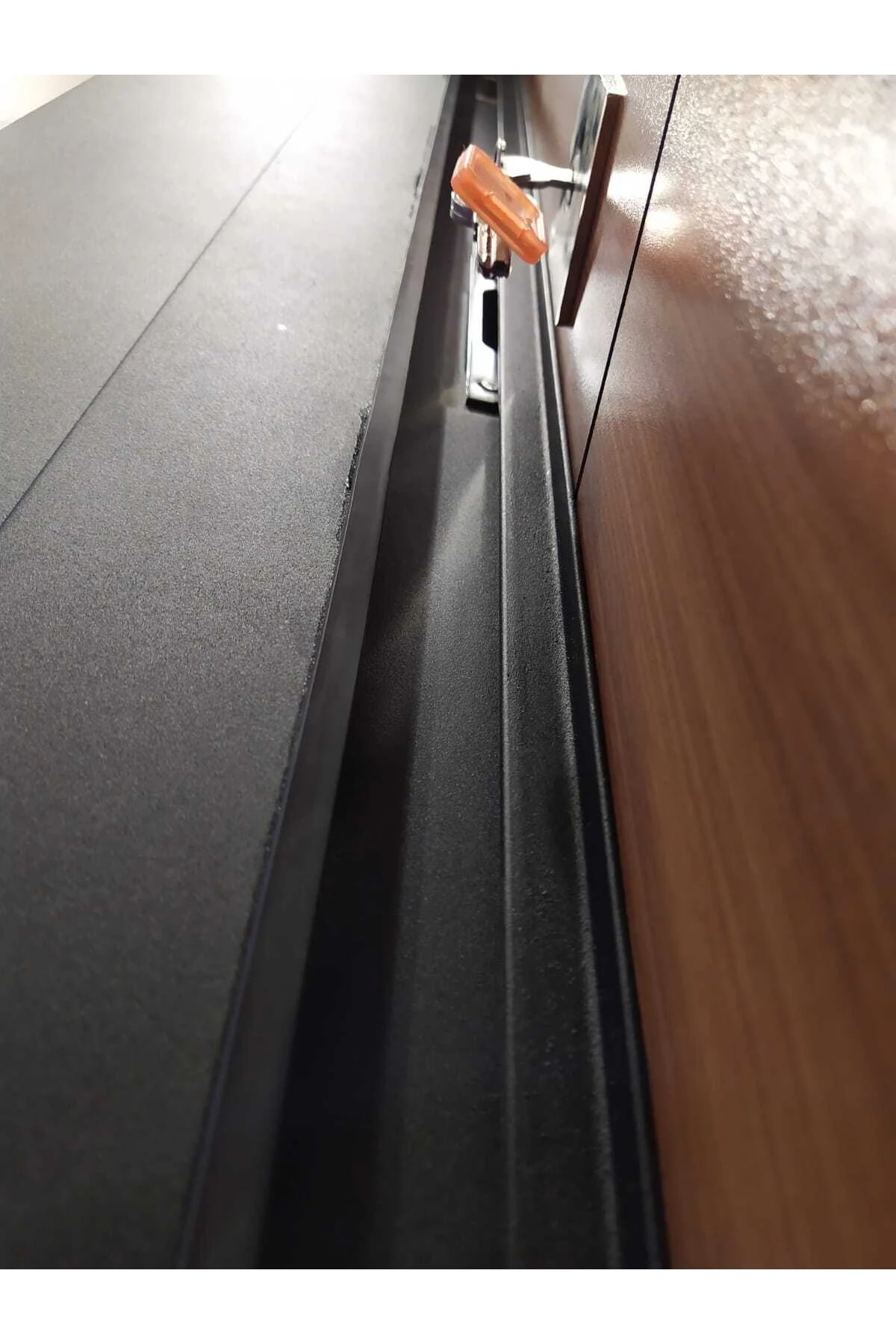 Çelik Kapı, Ahşap Renk , Kabartma Model Çelik Kapı, Sol Açılım Tırnaklı Sistem